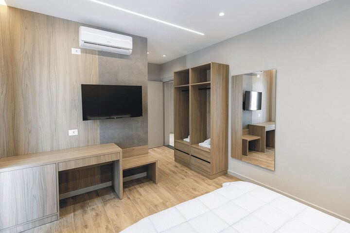 Room 4 of 18