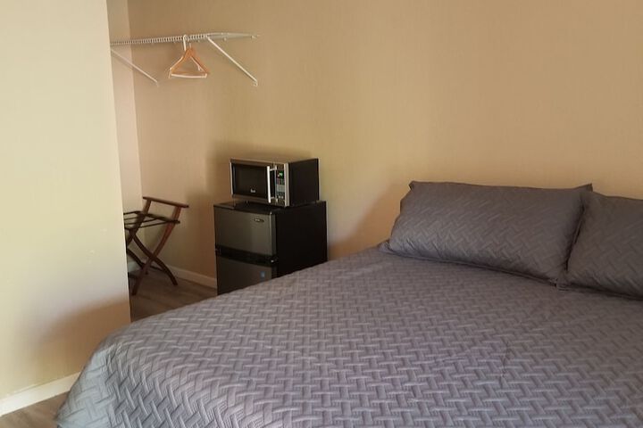Room 6 of 12