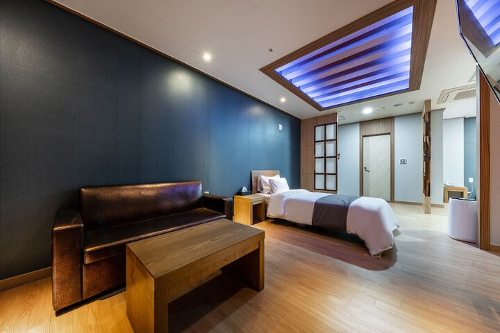 Room 42 of 91