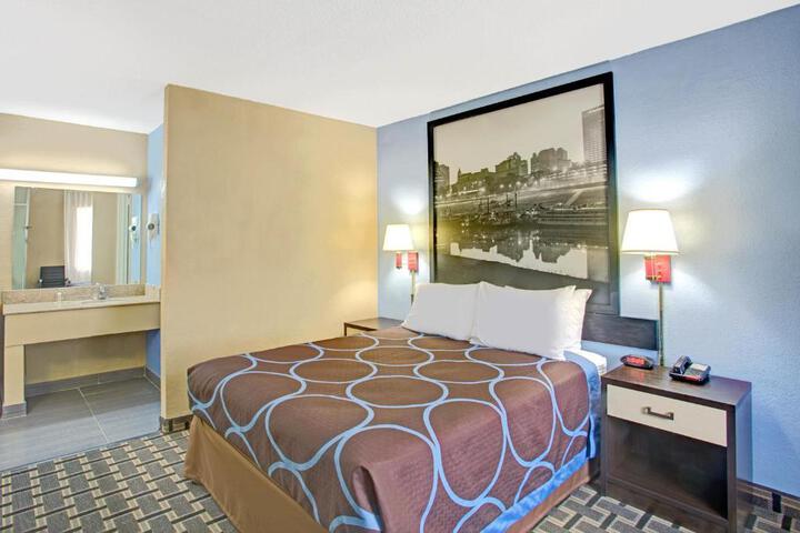 1 Queen Bed (3 of 15)