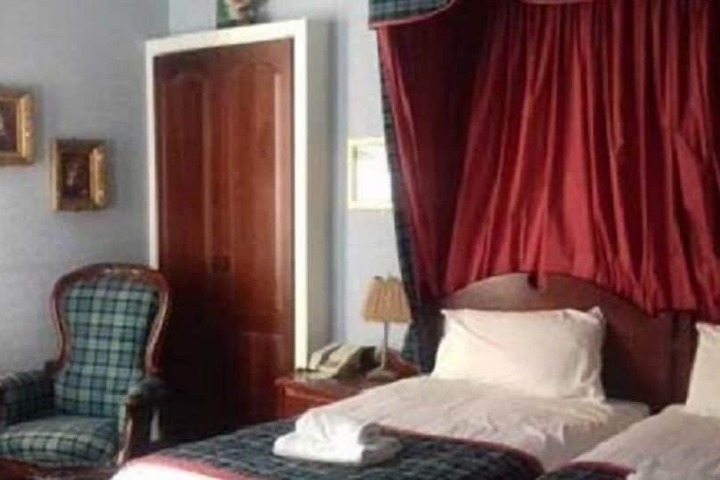 Room 4 of 12