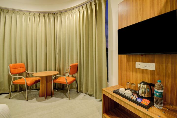 Room 6 of 12