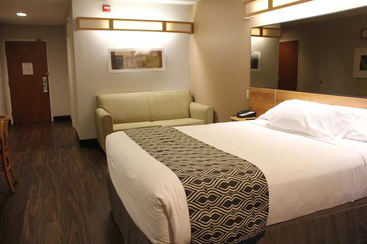 1 Queen Bed (2 of 31)