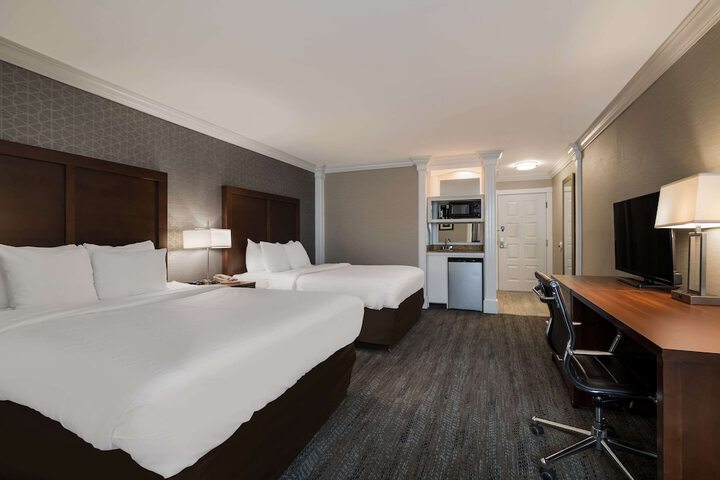 2 Queen Beds (2 of 6)