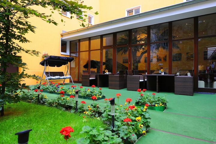 Hotel Exterior 33 of 34