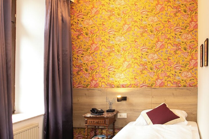 Room 10 of 76