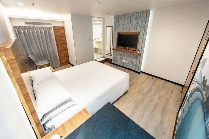 Room 28 of 46