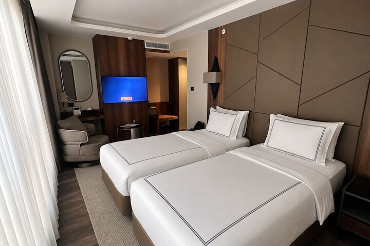 Room 4 of 43