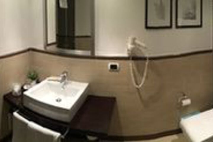 Room 2 of 28