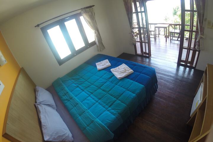 Room 4 of 82