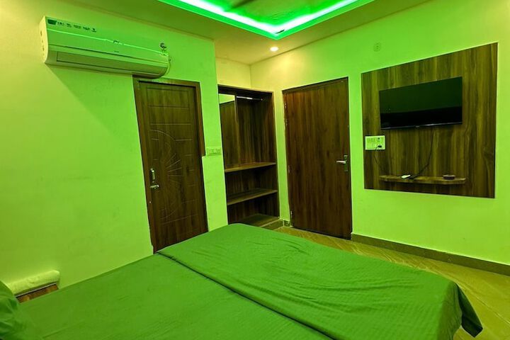 Room 6 of 13