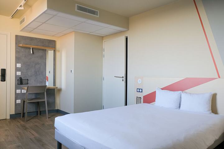 Room 6 of 76