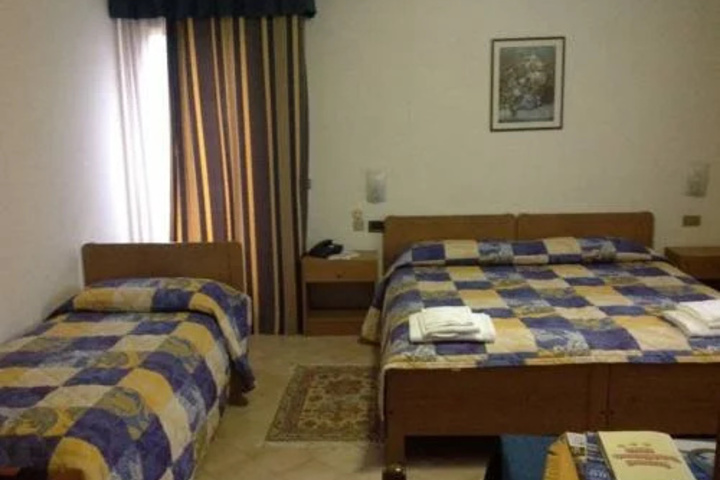 Room 6 of 15