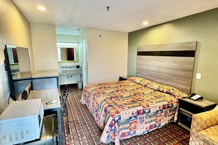 Standard Single Room 1 King Bed (3 of 3)