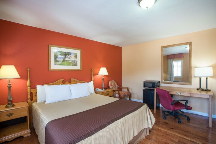 1 King Bed Hill View (1 of 2)