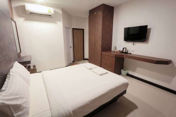 Room 25 of 40