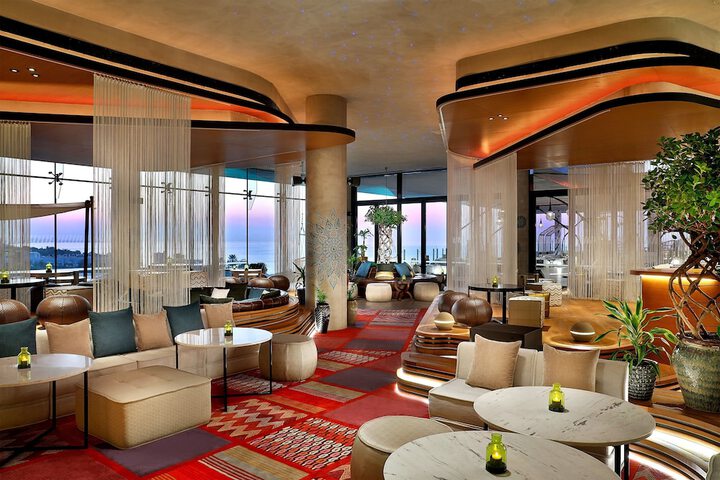 Lounge 82 of 101