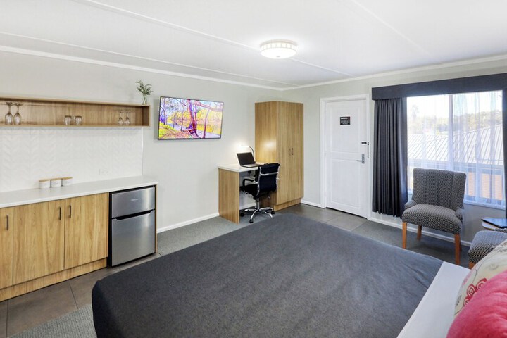 Room 5 of 16