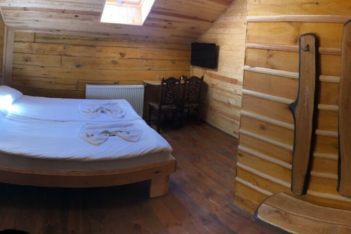 Room 8 of 33