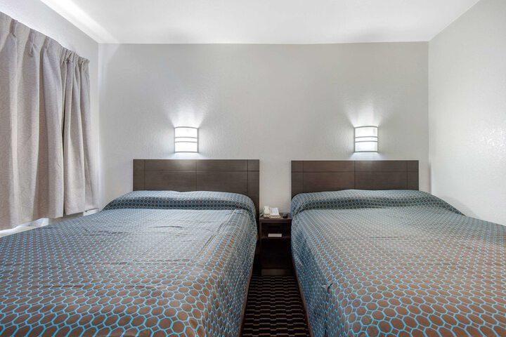1 Queen Bed (1 of 13)