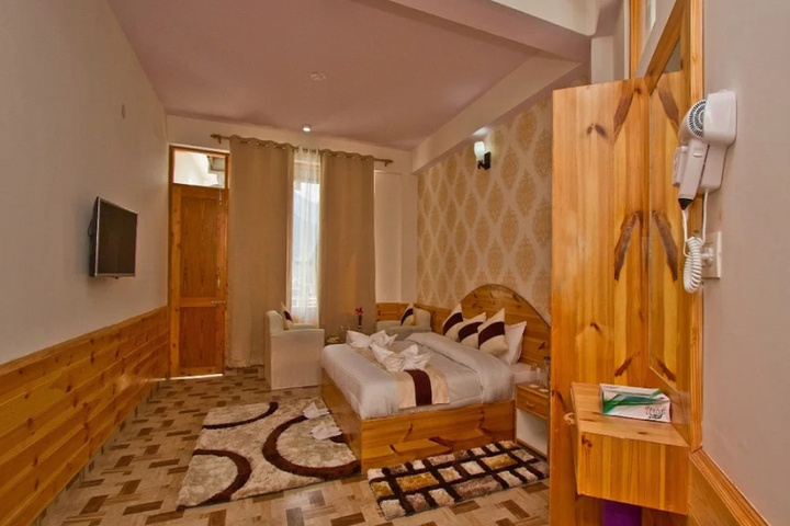Room 4 of 16