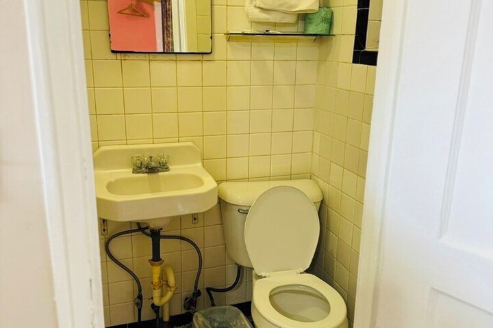 Room 12 of 16