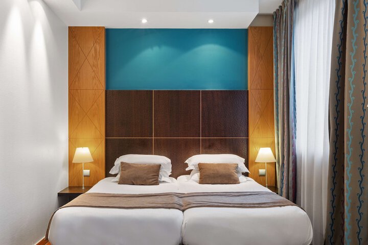 Room 33 of 106