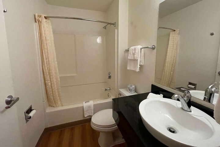 1 Queen Bed (11 of 12)