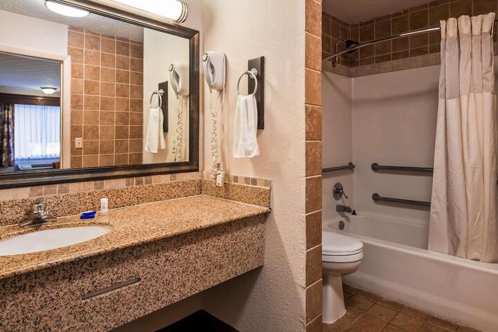 2 Queen Beds High Speed Internet Accessible Coffee Maker, Hairdryer Iron and Ironing Board Full Breakfast (6 of 6)