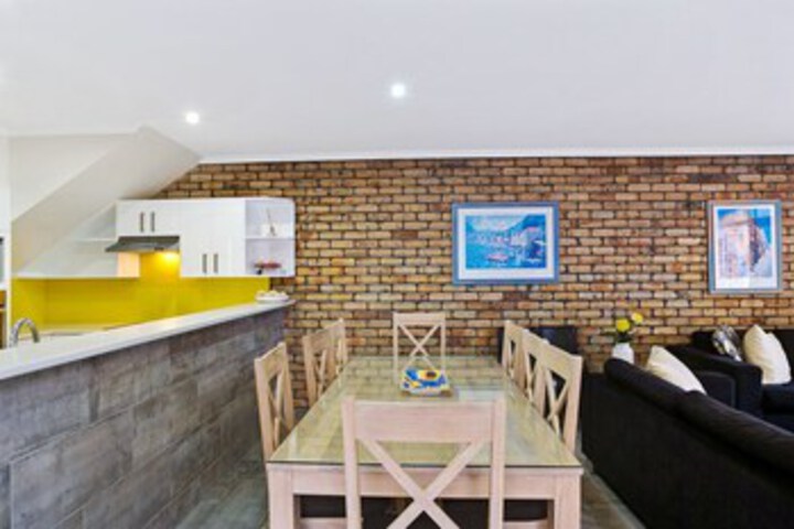 Room 4 of 18
