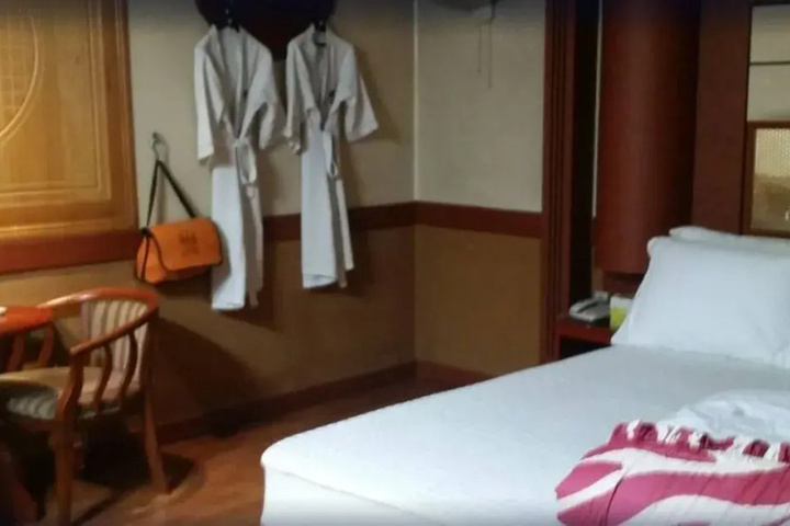 Room 5 of 9