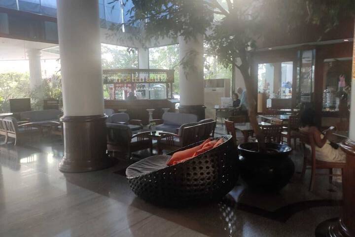 Lounge 8 of 10