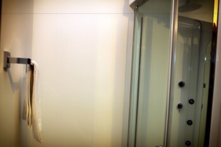 Room 4 of 25