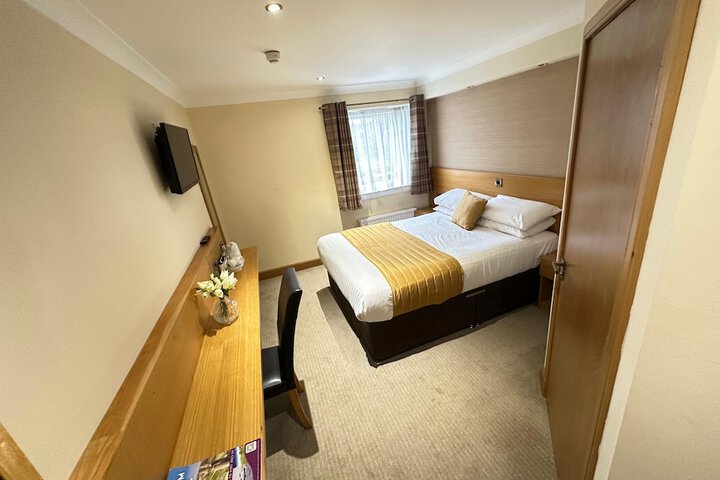 Room 17 of 28