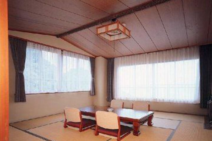 Room 5 of 6