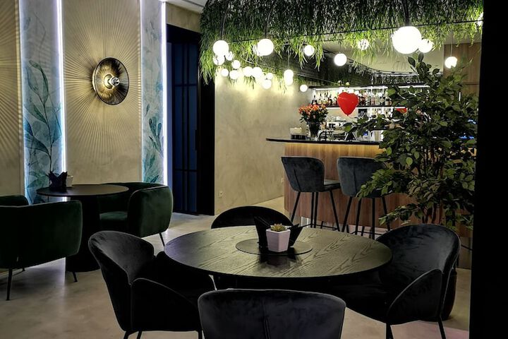 Lounge 52 of 66