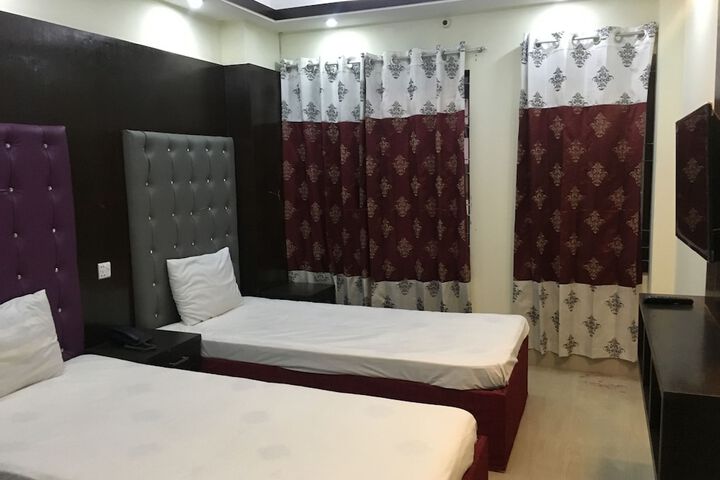 Room 6 of 13