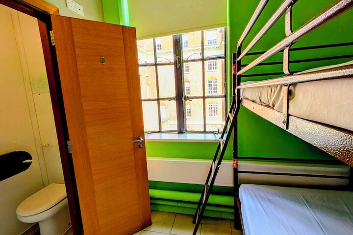 Room 28 of 98