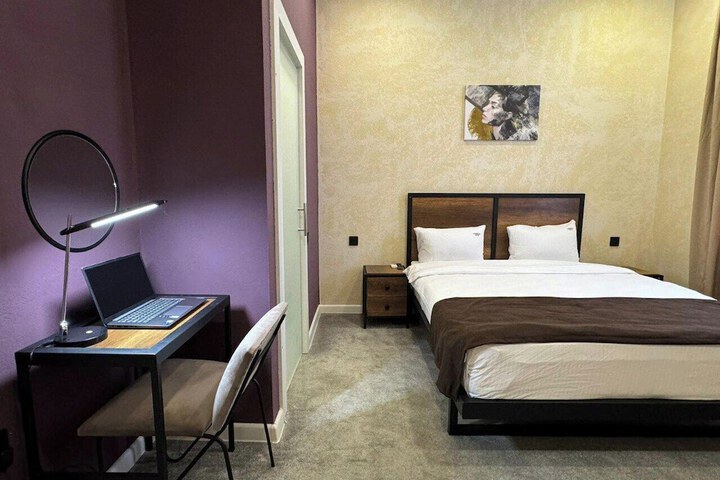Room 11 of 32