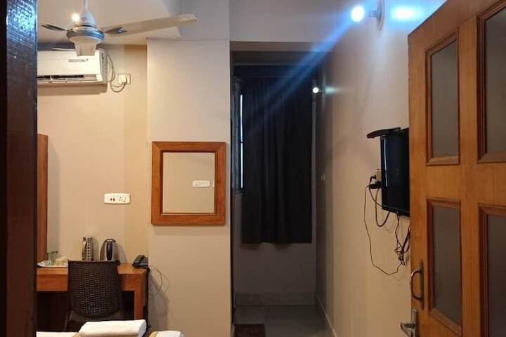 Room 7 of 18