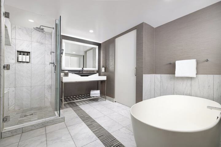 Deep soaking bathtub