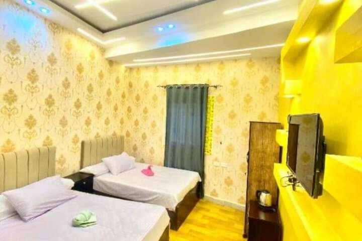 Room 4 of 7