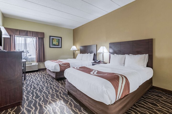 2 Queen Beds (11 of 12)
