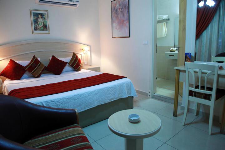 Room 4 of 42
