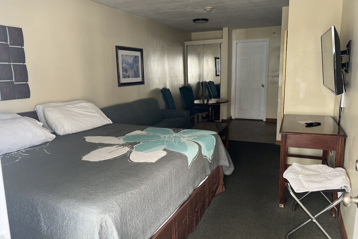 Comfort Room 1 King Bed Kitchen (64 of 70)