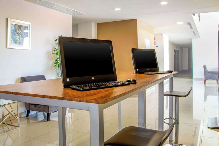 Business Center 27 of 30