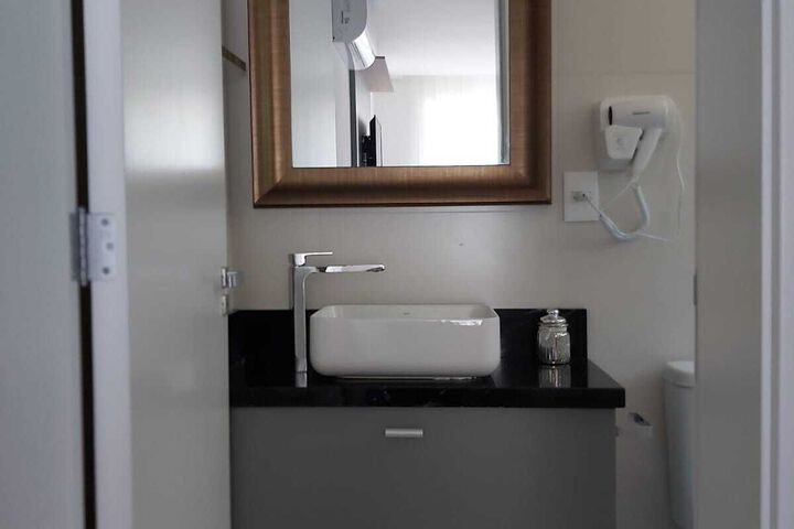 Room 2 of 76