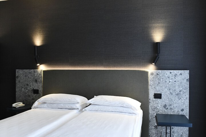 Room 28 of 102