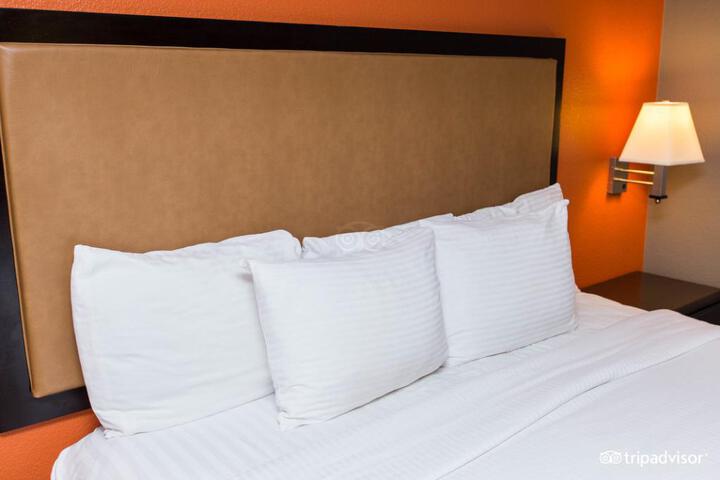 1 King Bed (2 of 11)
