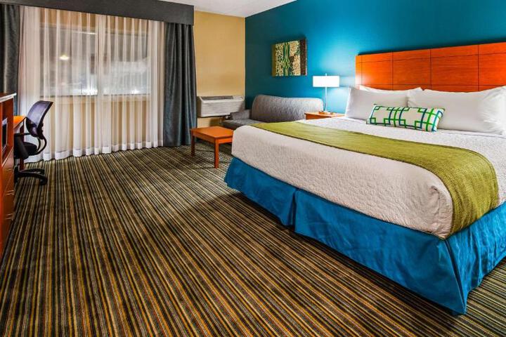1 King Accessible Comms Assist Bathtub Microwave, Refrigerator Sofa Bed Full Breakfast (4 of 19)
